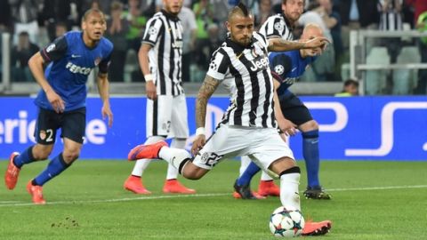 Juventus' midfielder from Chile Arturo Vidal kicks and score a penalty during the UEFA Champions League quarter final football match Juventus FC vs AS Monaco on April 14, 2015 at the Juventus Stadium in Turin.      AFP PHOTO / GIUSEPPE CACACE        (Photo credit should read GIUSEPPE CACACE/AFP/Getty Images)