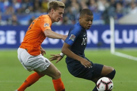Kylian Mbappe of France, right, vies for the ball Netherlands Frenkie de Jong during the UEFA Nations League soccer match between France and the Netherlands at the Stade De France in Paris, Sunday, Sept. 9, 2018. (AP Photo/Thibault Camus)