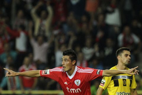 Benfica's Paraguayan forward Oscar Cardozo (L) celebrates after scoring against Beira-Mar during their Portuguese league football match at Mario Duarte Stadium in Aveiro, northern Portugal, on October 22, 2011. AFP PHOTO/ BRUNO PIRES (Photo credit should read BRUNO PIRES/AFP/Getty Images)