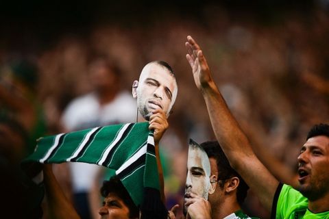 Sporting's fans holding Sporting's Algerian forward Islam Slimani masks say goodbye to the player at the end of the Portuguese league football match Sporting CP vs FC Porto at the Jose Alvalade stadium in Lisbon on August 28, 2016.
Sporting won the match for 2-1. / AFP / PATRICIA DE MELO MOREIRA        (Photo credit should read PATRICIA DE MELO MOREIRA/AFP/Getty Images)