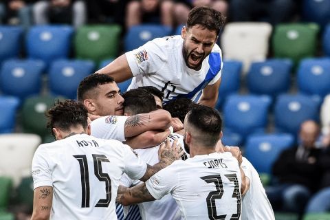 Οι παίκτες της Εθνικής Ελλάδας πανηγυρίζουν το γκολ του Μπακασέτα στο Βόρεια Ιρλανδία - Ελλάδα στο πλαίσιο του Nations League 