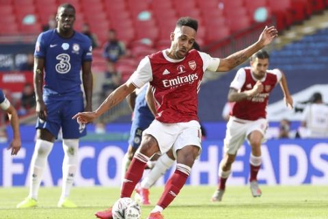 Arsenal's Pierre-Emerick Aubameyang scores his side's first goal from the penalty spot, during the FA Cup final soccer match between Arsenal and Chelsea at Wembley stadium in London, England, Saturday, Aug.1, 2020. (Catherine Ivill/Pool via AP)