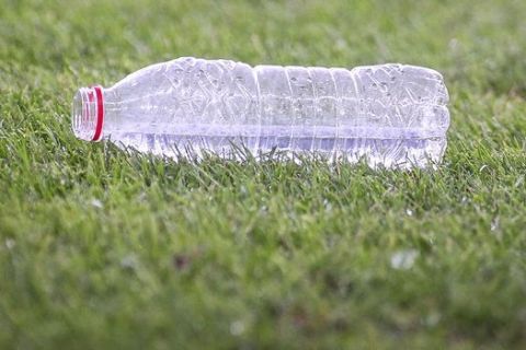 Μπουκάλι με νερό από αγώνα ΑΕΚ - Ολυμπιακός το 2017