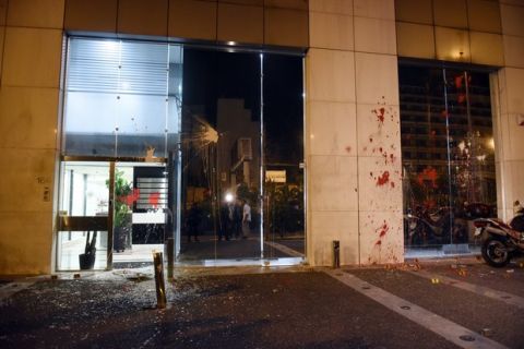 Επίθεση με πέτρες και μπογιές πραγματοποίησε το απόγευμα της Κυριακής 22 Οκτωβρίου 2017, ομάδα αγνώστων στα γραφεία της εφημερίδας "Εθνος" και της 24Media στην οδό Συγγρού. Οι άγνωστοι, έσπασαν την κεντρική είσοδο και έριξαν κόκκινες μπογιές στις εξωτερικές τζαμαρίες. 
(EUROKINISSI/ΤΑΤΙΑΝΑ ΜΠΟΛΑΡΗ)