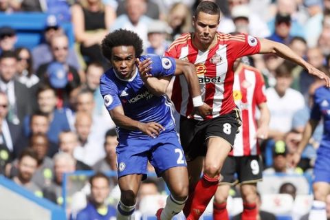 Chelsea's Willian, left, vies for the ball with Sunderland's Jack Rodwell during the English Premier League soccer match between Chelsea and Sunderland at Stamford Bridge stadium in London, Sunday, May 21, 2017. (AP Photo/Kirsty Wigglesworth)