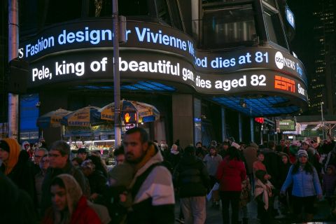 Η είδηση του θανάτου του Πελέ στις φωτεινές πινακίδες της Times Square