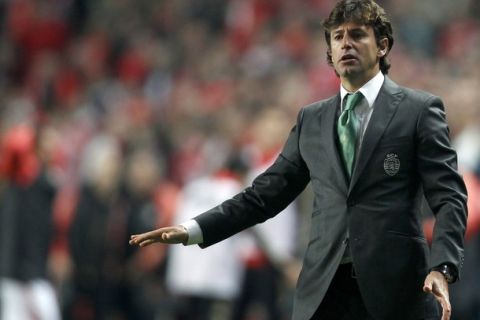 Sporting coach Domingos Paciencia gestures to his players during the match against Benfica on their Portuguese Premier League soccer match at Luz stadium in Lisbon November 26, 2011. REUTERS/Marcos Borga (PORTUGAL - Tags: SPORT SOCCER)