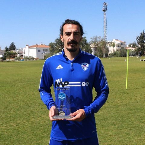 Ο Λάζαρος Χριστοδουλόπουλος με το βραβείο του MVP της 16ης αγωνιστικής