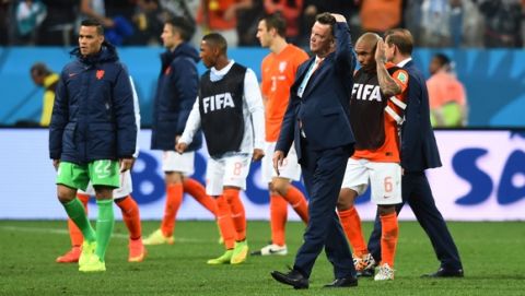 SAO PAULO, BRAZIL - JULY 09:  Head coach Louis van Gaal of the Netherlands looks on with his team after being defeated by Argentina in a penalty shootout during the 2014 FIFA World Cup Brazil Semi Final match between the Netherlands and Argentina at Arena de Sao Paulo on July 9, 2014 in Sao Paulo, Brazil.  (Photo by Matthias Hangst/Getty Images)