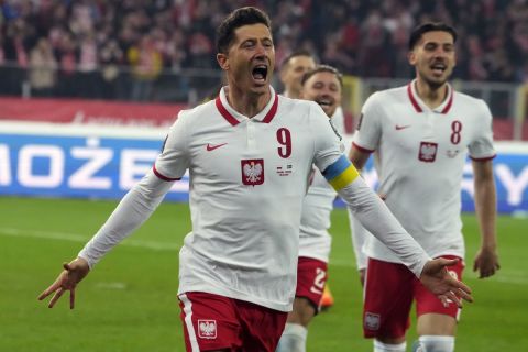 Ο Ρόμπερτ Λεβαντόβσκι πανηγυρίζει γκολ στο Πολωνία - Σουηδία
