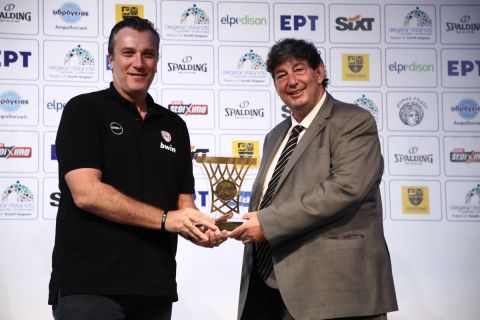 Ο Νίκος Λεπενιώτης παραλαμβάνει το βραβείο για την κατάκτηση του πρωταθλήματος από τον Βαγγέλη Γαλατσόπουλο
