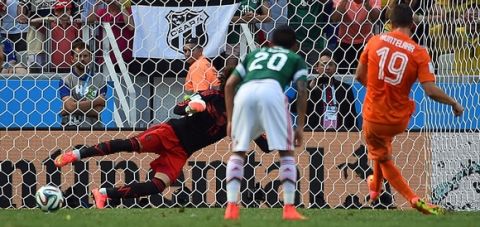 Netherlands' forward Klaas-Jan Huntelaar scores on a penalty kick during a Round of 16 football match between Netherlands and Mexico at Castelao Stadium in Fortaleza during the 2014 FIFA World Cup on June 29, 2014. Netherlands won 2-1.    AFP PHOTO/ YURI CORTEZYURI CORTEZ/AFP/Getty Images