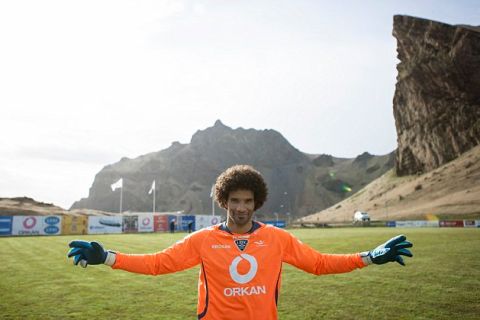 David James playing his first match wit the icelandic football team ÍBV. ÍBV is a small tem from Vestmann Islands, a town with 5000 citicens on an island on the south side of Iceland.