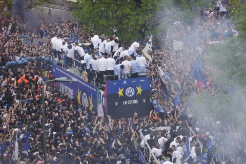 Οι φίλοι της Ίντερ πανηγυρίζουν την κατάκτηση της Serie A 2023-2024 στους δρόμους του Μιλάνου | Κυριακή 28 Απριλίου 2024