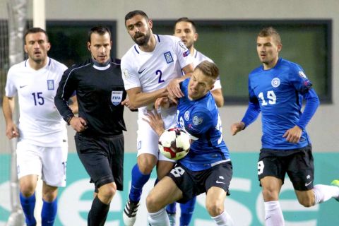 Greece's Ioannis Manniatis, center left, and Estonia's Karol Mets struggle for a ball during their World Cup Group H qualifying soccer match between Estonia and Greece in Tallinn, Estonia, on Tuesday, March 29, 2016. (AP Photo/Liis Treimann)