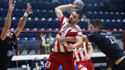 Ο Μάρκο Κόμπετιτς σε προσπάθεια για σουτ κατά τη διάρκεια του Δούκας - Ολυμπιακός για την Handball Premier