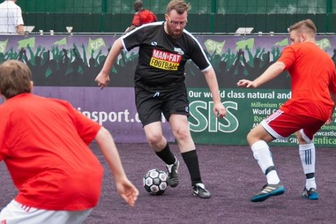 Man v Fat Football: Γκολ στην παχυσαρκία