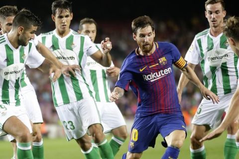FC Barcelona's Lionel Messi, third right, in action during the Spanish La Liga soccer match between FC Barcelona and Betis at the Camp Nou stadium in Barcelona, Spain, Sunday, Aug. 20, 2017. (AP Photo/Manu Fernandez)