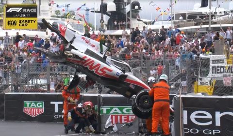 Formula 1, GP Μονακό: Κόπηκε στα δύο το μονοθέσιο του Μικ Σουμάχερ μετά από πρόσκρουση με τις μπαριέρες
