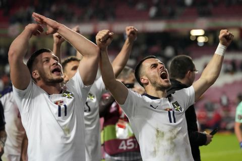 Ο Λούκα Γιόβιτς και ο Φίλιπ Κόστιτς της Σερβίας πανηγυρίζουν έπειτα από τη νίκη επί της Πορτογαλίας για τους προκριματικούς ομίλους της ευρωπαϊκής ζώνης του Παγκοσμίου Κυπέλλου 2022 στο "Λουζ", Λισαβόνα | Κυριακή 14 Νοεμβρίου 2021