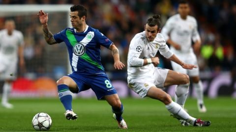 "MADRID, SPAIN - APRIL 12:  Vierinha of VfL Wolfsburg evades Gareth Bale of Real Madrid during the UEFA Champions League quarter final second leg match between Real Madrid CF and VfL Wolfsburg at Estadio Santiago Bernabeu on April 12, 2016 in Madrid, Spain.  (Photo by Alex Grimm/Bongarts/Getty Images)"