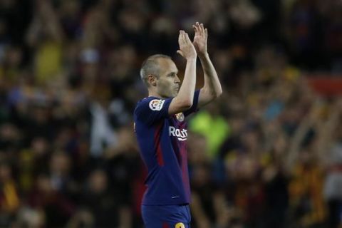 Barcelona's Andres Iniesta applauds the fans after being substituted during a Spanish La Liga soccer match between Barcelona and Real Madrid, dubbed 'el clasico', at the Camp Nou stadium in Barcelona, Spain, Sunday, May 6, 2018. (AP Photo/Manu Fernandez)