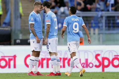 Οι παίκτες της Λάτσιο πανηγυρίζουν γκολ του Ιμόμπιλε απέναντι στην Σπέτσια σε ματς της Serie A | 28 Αυγούστου 2021