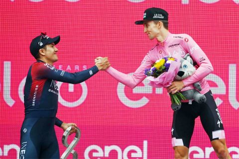 Ο Ρίτσι Καραπάς συγχαίρει τον Τζάι Χίντλεϊ για την τελική του νίκη στο περσινό Giro (29/5/2022). 