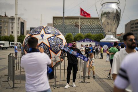 Φίλαθλοι φωτογραφίζονται στην πλατεία Ταξίμ μπροστά από το γιγάντιο τρόπαιο Champions League