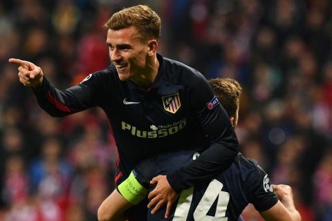 "Atletico Madrid's French forward Antoine Griezmann (L) celebrates scoring with his team-mates during the UEFA Champions League semi-final, second-leg football match between FC Bayern Munich and Atletico Madrid in Munich, southern Germany, on May 3, 2016. / AFP / LUKAS BARTH        (Photo credit should read LUKAS BARTH/AFP/Getty Images)"