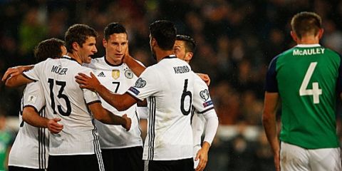 HANOVER, GERMANY - OCTOBER 11:  Julian Draxler (3rd L) of Germany celebrates with his team mates after scoring his team's first goal during the FIFA 2018 World Cup Qualifier between Germany and Northern Ireland at HDI-Arena on October 11, 2016 in Hanover, Germany.  (Photo by Joern Pollex/Bongarts/Getty Images)