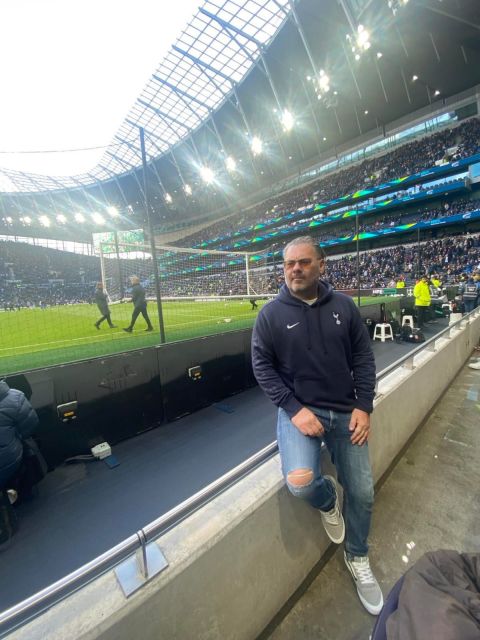 Ο φίλαθλος του Εθνικού που σήκωσε τη σημαία της ομάδας του Πειραιά στο "Tottenham Hotspur Stadium"