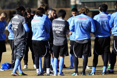 Uruguay's national soccer head coach Oscar Tabarez (C, rear) talks to his players during a training session in Mendoza city July 6, 2011. Uruguay will face Chile in their second match of the Copa America tournament in Argentina. REUTERS/Ivan Alvarado (ARGENTINA - Tags: SPORT SOCCER)
