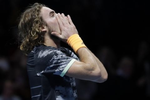 Ο Στέφανος Τσιτσιπάς πανηγυρίζει τη νίκη του κόντρα στον Τιμ και την κατάκτηση του ATP Finals  2019