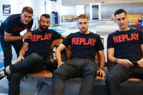 O OLYMPIACOS FC αναχώρησε για Βελιγράδι με την νέα REPLAY casual ενδυμασία της σεζόν 2017/2018