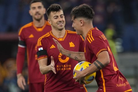 Οι παίκτες της Ρόμα πανηγυρίζουν γκολ κόντρα στην Κάλιαρι
