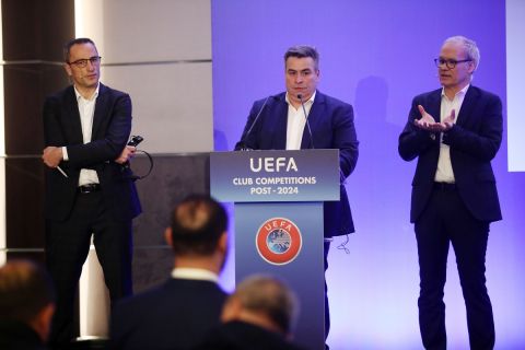Ο επικεφαλής στρατηγικής ανάπτυξης διοργανώσεων της UEFA, Στεφάν Ανσελμό, ο media consultant της UEFA, Ανδρέας Δημάτος, κι ο αναπληρωτής γενικός γραμματέας της UEFA, Τζιόρτζιο Μαρκέτι, κατά την παρουσίαση του νέου φορμάτ των ευρωπαϊκών διοργανώσεων από το 2024 | Τρίτη 26 Μαρτίου 2024