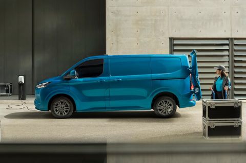 Η Ford αποκαλύπτει το εντελώς νέο, πλήρως ηλεκτρικό E-Transit Custom