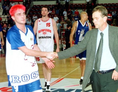Με τον Γιάννη Ιωαννίδη στο Ολυμπιακός-Βαρέζε του 1999, μετά τη νίκη της ομάδας του (είχε σημειώσει 14π και μοιράσει 5 ασίστ). Κατακόκκινο το μαλλάκι 