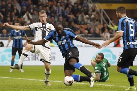Inter Milan's Romelu Lukaku, center, scores his side's second goal during the Serie A soccer match between Inter Milan and Parma at the San Siro Stadium, in Milan, Italy, Saturday, Oct. 26, 2019. (AP Photo/Antonio Calanni)