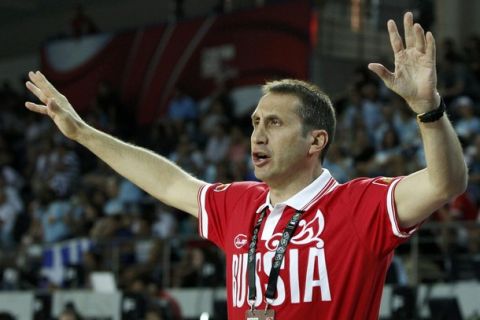 Russian head coach David Blatt reacts during Russia's FIBA Basketball World Championship game against Puerto Rico in Ankara August 28, 2010.  REUTERS/Mark Blinch (TURKEY  - Tags: SPORT SPORT BASKETBALL)   