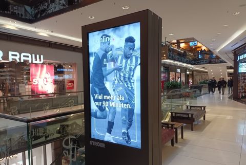Διαφήμιση για το Χέρτα - Ουνιόν σε mall του Βερολίνου