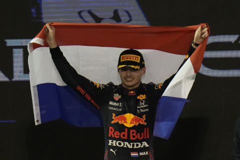 Ο Μαξ Φερστάπεν πανηγυρίζει τον τίτλο του πρωταθλήματος με τη σημαία της Ολλανδίας