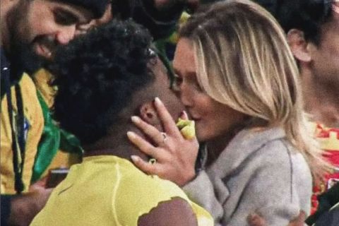 Τα καυτά φιλιά του Έντρικ με την σύντροφό του μετά τη λήξη του Ισπανία - Βραζιλία