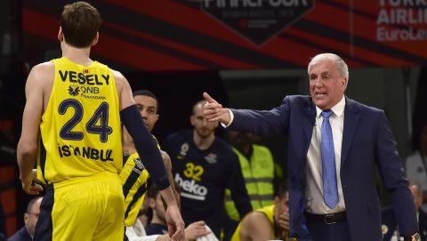 Fenerbahce's coach Zeljko Obradovic, right, gives instructions to Fenerbahce's Jan Vesely during their Final Four Euroleague third place basketball match between Real Madrid and Fenerbahce Beko Istanbul at the Fernando Buesa Arena in Vitoria, Spain, Sunday, May 19, 2019. (AP Photo/Alvaro Barrientos)