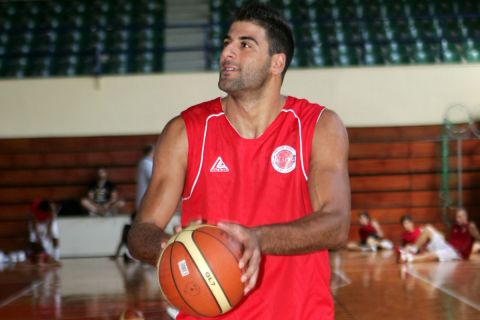 Ο μπασκετμπολίστας Ρήγας Παπαργυρόπουλος συγκεντρώνει είδη πρώτης ανάγκης για την Βόρεια Εύβοια