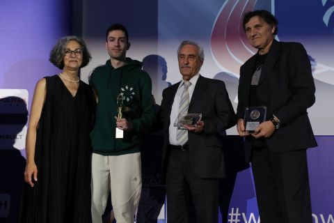 Η πρόεδρος του ΣΕΓΑΣ, Σοφία Σακοράφα βράβευσαι τον χρυσό Ολυμπιονίκη του μήκους Μίλτο Τεντόγλου και τον προπονητή του Γιώργο Πομάσκι