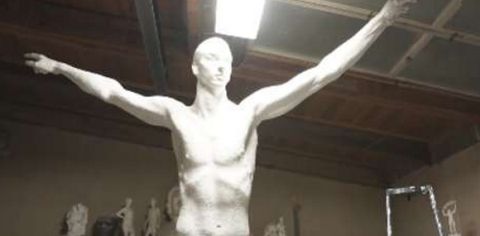 Αυτό είναι το άγαλμα του Ιμπραχίμοβιτς