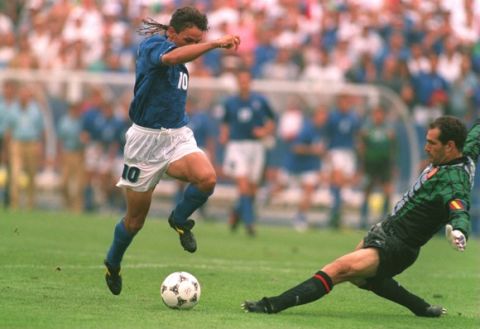 9 JUL 1994:  ROBERTO BAGGIO SLIPS PAST ZUBZARETA ON HIS WAY TO SCORING THE GAME WINNING GOAL AGAINST SPAIN DURING THE1994  WORLD CUP QUARTERFINAL MATCH AT THE FOXBORO STADIUM IN MASSACHUSETTS. ITALY W0N 2-1.       Mandatory Credit: Simon Bruty/ALLSPORT