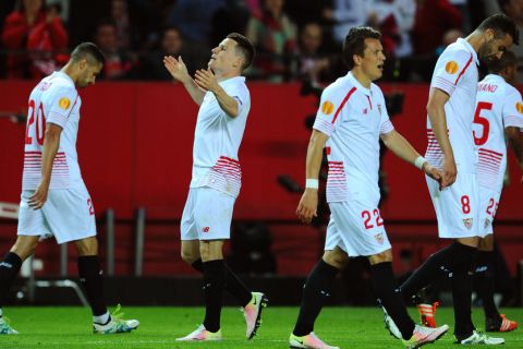 "SEVILLE, SPAIN - APRIL 14:  Kevin Gameiro of Sevilla celebrates scoring his team's opening goal during the UEFA Europa League quarter final, second leg match between Sevilla and Athletic Bilbao at the Ramon Sanchez Pizjuan stadium on April 14, 2016 in Seville, Spain.  (Photo by David Ramos/Getty Images)"